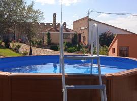 ホテル写真: CASA TURÍSTICA Villa Carmen, CON CHIMENEA, AMPLIA ZONA DE JARDÍN, BARBACOA, PISCINA Y GARAJE