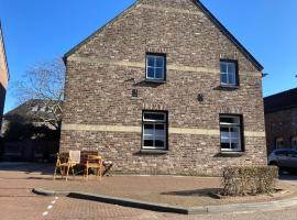 A picture of the hotel: Huize Bronsgroen - vakantiehuis voor 2-6 pers in Limburgse Heuvelland