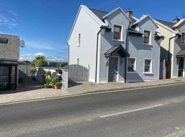 Hotel fotoğraf: Beautiful Central 3-Bed House in Co Clare