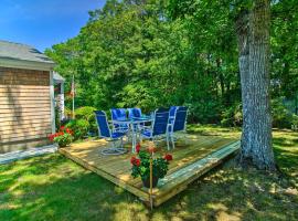 Hotel kuvat: Cape Cod Bungalow with Patio Less Than 1 Mi to Beaches!
