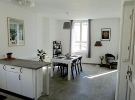 호텔 사진: Maison Carrée/Coeur historique de Nîmes - Superbe Appt 55m²