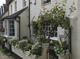 Hotel Photo: Beautiful 17th century coach house off high street