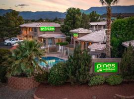 מלון צילום: Pines Inn & Suites
