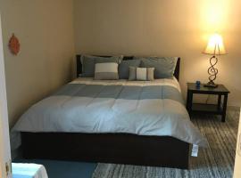 Фотография гостиницы: Great 1 Bedroom Basement Apt by KU Restaurants!