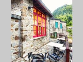 Hotel foto: ART DECO: Beautiful stone home in the mountains