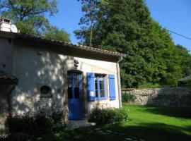 Hotel kuvat: Gîte Beausite-Deuxnouds Devant Beauzée, 3 pièces, 4 personnes - FR-1-585-4