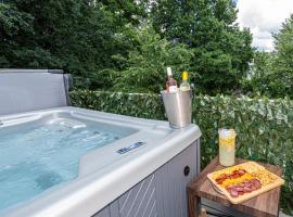 Foto di Hotel: Hot Tub WiFi Pool Gym Firepit Arcade