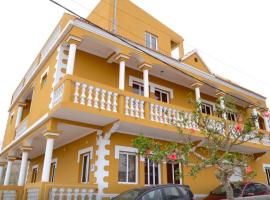 Residensia Ka Denxu, hotel in Vila Nova Sintra