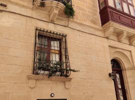 Hotel fotoğraf: Semi-basement, cosy apartment interconnected to our residence a traditional Maltese townhouse