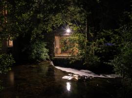 Hotel Foto: La chapelle moulin traversée par l'eau jacuzzi piscine classé 5 étoiles