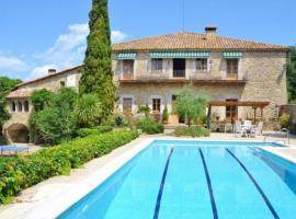 ホテル写真: Villa in Sant Esteve de Llemena Sleeps 12 with Pool