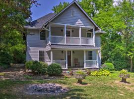 A picture of the hotel: Peaceful Mountain Cottage with Pergola and Fire Pit!