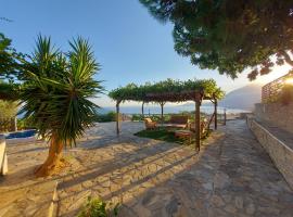 A picture of the hotel: Beautiful house located on a hill, with a spectacular sea view