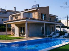 Gambaran Hotel: Espectacular VILLA en Reus - 10 Pax pool bbq