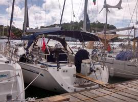 Foto do Hotel: Stay in Sailing Yacht Ahead, right in city