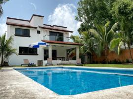 호텔 사진: Huge!!! House en Cancún para 16 Huéspedes