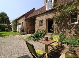 A picture of the hotel: Gîte Athis-Val de Rouvre, 2 pièces, 2 personnes - FR-1-497-135