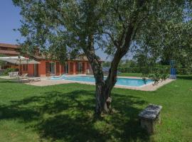 A picture of the hotel: La Casina Apartment - con giardino e piscina