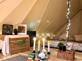 Go Glamping SG - Kranji Gallop Farm, hotel a Singapur