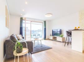 Zdjęcie hotelu: cohost I Sunny Center Apt, Covered Parking, Balcony & Self Check-in