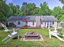 Hotel Foto: Lovely Mtn Cottage with Hot Tub, BBQ and Fire Pit!