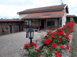 Hotel foto: Gîte Saint-Victor-sur-Rhins, 3 pièces, 6 personnes - FR-1-496-233