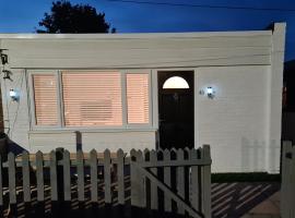 Hotel Photo: Large Brick Chalet sleeps 6 mins to beach and amusements