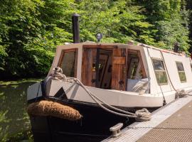 호텔 사진: SNUG NARROWBOAT WITH FIREPLACE