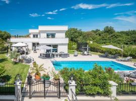 Photo de l’hôtel: Awesome Home In Liznjan With 8 Bedrooms And Outdoor Swimming Pool