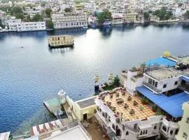 Hotel Devraj Niwas on Lake Pichola