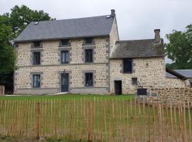 ホテル写真: Gîte Lepetit Sabotier grande capacité Puy de Dôme