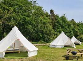 Hotel Photo: The Elm Tent 4 Persons Glamping in Woodlands