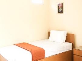 Hotel Photo: Muzdalifa Syariah near Alun Alun Gresik Mitra RedDoorz