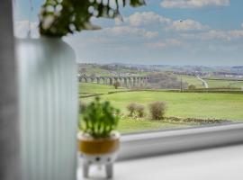 A picture of the hotel: Haworth Home - Hot tub Cinema Games Room Sleeps 12