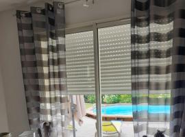 Фотографія готелю: Villa de 2 chambres avec piscine privee jardin clos et wifi a Colonzelle