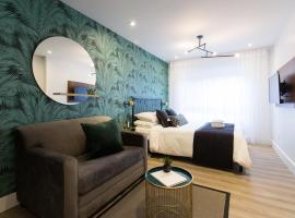 Hotel Photo: Blue Tropics Studio in Little Italy with kitchen by Den Stays