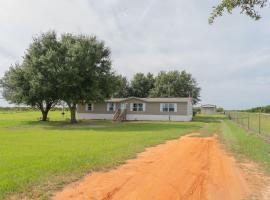 A picture of the hotel: Family Farm house with pool, gym, soccer field, fire pit, bbq grill, picnic area, basketball, game room and much more just 30 min from Lego Land and 60 from Disney