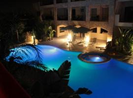 A picture of the hotel: 104 Excellent 2 bed apartment with pool view, AC & gym!