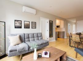 호텔 사진: Trendy Little Italy 3 Bedroom Condo by Den Stays