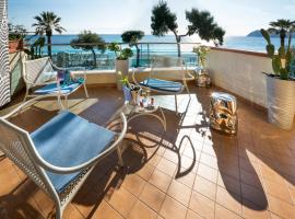 Foto di Hotel: Luxury Beachfront Apartment Taormina Pool and Parking