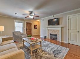 ホテル写真: Charming Springdale Townhome about 5 Mi to Dtwn!