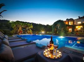 รูปภาพของโรงแรม: Bodrum Villa Sleeps 11 Pool Air Con WiFi