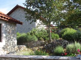 호텔 사진: Arcadian Stone House in a quiet landscape, Leonidion