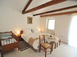 होटल की एक तस्वीर: Authentic Istrian town house - Completely NEW