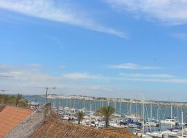 Hotel foto: Penthouse apartment in front of the port/marina of Vila Real de St Antonio