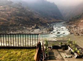 होटल की एक तस्वीर: Hotel La Orilla Muzaffarabad