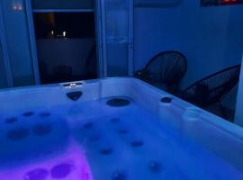 Maison avec jacuzzi, hotel in Saint-Mitre-les-Remparts