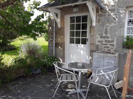 Hotel fotografie: Ker Jerome - Traditional Stone Breton Cottage near to Dinan