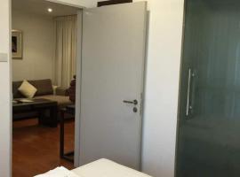 A picture of the hotel: Cozy 2 bedroom near the city