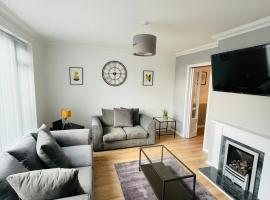 Zdjęcie hotelu: Wolverhampton Walsall Large 3 Bedrooms 5 bed House Perfect for Contractors Short & Long Stays Business NHS Families Sleeps up to 5 people Private Garden Driveway for 2 large Vehicles Close to City Centre M6 M54 and Walsall Willenhall Cannock